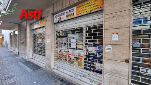 Chiuso un minimarket di corso Matteotti: rinvenuta merce scaduta e escrementi di roditore [FOTO]