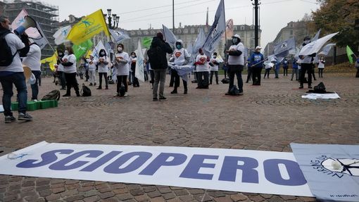 Un momento della manifestazione di ieri in piazza Castello