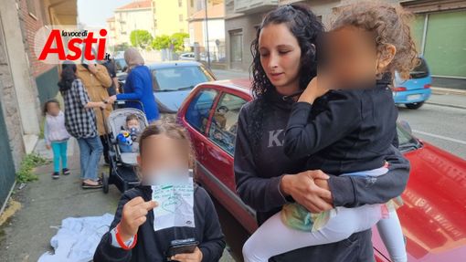 Alcuni minorenni che vivono nella palazzina occupata di corso Volta