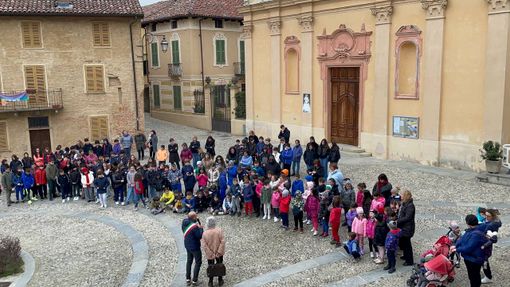 Le scuole di Portacomaro hanno ricordato il pontificato di Papa Francesco insieme alla cugina Carla Le scuole di Portacomaro hanno ricordato il pontificato di Papa Francesco insieme alla cugina Carla