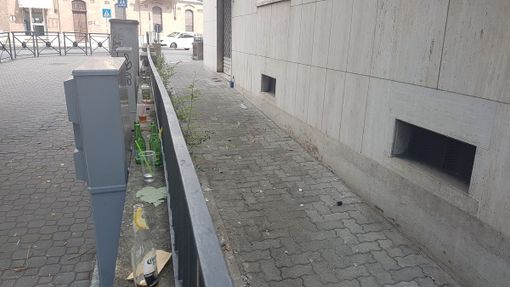 Piazza Lugano: ad Asti l'ira dei residenti per schiamazzi e rifiuti lasciati dai soliti incivili Piazza Lugano: ad Asti l'ira dei residenti per schiamazzi e rifiuti lasciati dai soliti incivili