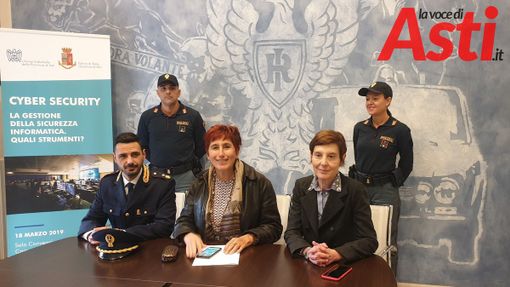 La presentazione della giornata, con il questore anche il comandante delle volanti Gigante e la vice Rissone La presentazione della giornata, con il questore anche il comandante delle volanti Gigante e la vice Rissone