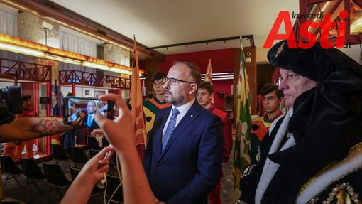 Il sindaco Rasero all'arrivo in conferenza stampa a Torino Il sindaco Rasero all'arrivo in conferenza stampa a Torino