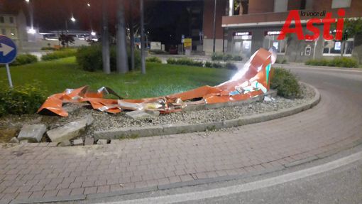 Centra in pieno la rotonda della Saclà, ma rifiuta il trasporto in ospedale