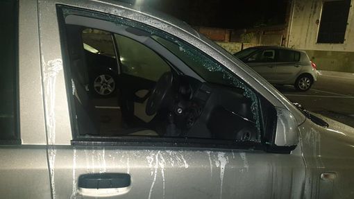 Nuovi atti vandalici, ancora presi di mira i finestrini, diverse le auto con i vetri infranti in corso Pietro Chiesa [FOTO]