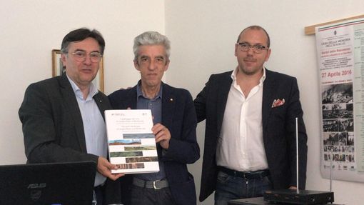 Roberto Cerrato (site manager Langhe-Roero e Monferrato) con Sergio Bonomelli (direttore Sito Unesco Valle Camonica) e Gianni Ferrero (Direttore della Consulta per le Persone in Difficoltà ONLUS) Roberto Cerrato (site manager Langhe-Roero e Monferrato) con Sergio Bonomelli (direttore Sito Unesco Valle Camonica) e Gianni Ferrero (Direttore della Consulta per le Persone in Difficoltà ONLUS)