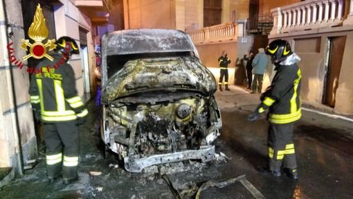 Castelnuovo don Bosco, l'incendio di un furgone ha coinvolto il piano terra di un'abitazione. Una persona intossicata Castelnuovo don Bosco, l'incendio di un furgone ha coinvolto il piano terra di un'abitazione. Una persona intossicata