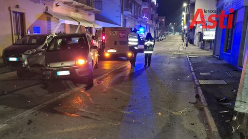 Perde il controllo dell'auto e urta violentemente un palo della luce