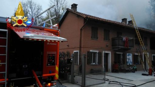 Incendio tetto in un'abitazione di Monale, al lavoro i pompieri di Asti e Canelli Incendio tetto in un'abitazione di Monale, al lavoro i pompieri di Asti e Canelli