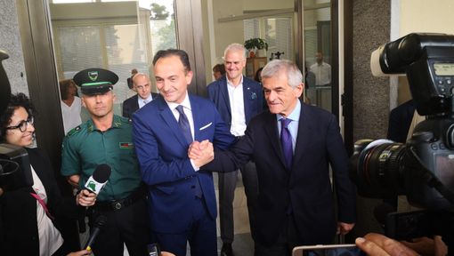 Cirio si insedia in piazza Castello: stretta di mano e abbraccio con Chiamparino [In aggiornamento]