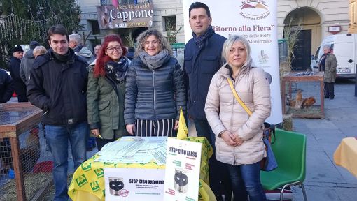 Coldiretti promuove la raccolta firme “Stop Cibo Anonimo” nei propri uffici e anche nelle principali manifestazioni dell'Astigiano, nella fotografia la postazione alla recente Fiera storica del Cappone di San Damiano