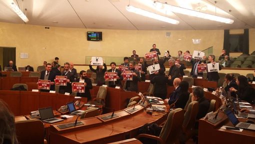 Referendum elettorale, opposizione protesta a Palazzo Lascaris: "Maggioranza bocciata" Referendum elettorale, opposizione protesta a Palazzo Lascaris: "Maggioranza bocciata"