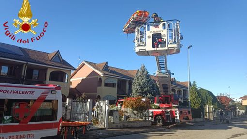Si rompe il femore in casa e chiede aiuto. I vigili del fuoco utilizzano un "toboga" per farla uscire Si rompe il femore in casa e chiede aiuto. I vigili del fuoco utilizzano un "toboga" per farla uscire