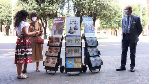 Dopo 2 anni di pandemia, anche ad Asti, i Testimoni di Geova tornano 'in strada' per contattare le persone Dopo 2 anni di pandemia, anche ad Asti, i Testimoni di Geova tornano 'in strada' per contattare le persone