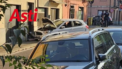 Perde il controllo dell'auto e si schianta contro un portone in viale Pilone