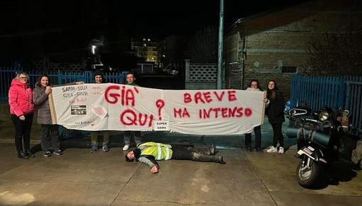 Samuele scherzosamente disteso a terra per sottolineare la stanchezza accumulata durante la sua incredibile avventura Samuele scherzosamente disteso a terra per sottolineare la stanchezza accumulata durante la sua incredibile avventura