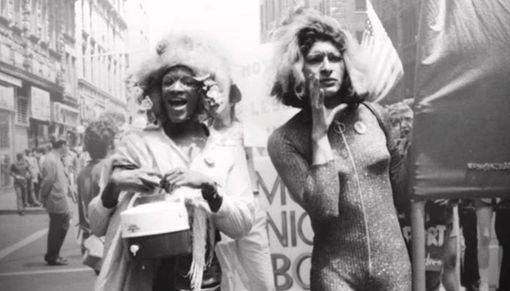 Marsha P Jhonson e Sylvia Rivera, le trans che hanno animato la notte di Stonewall e sono riconosciute come le persone che hanno dato vita al movimento LGBTQI+, prima negli USA e poi nel mondo Marsha P Jhonson e Sylvia Rivera, le trans che hanno animato la notte di Stonewall e sono riconosciute come le persone che hanno dato vita al movimento LGBTQI+, prima negli USA e poi nel mondo