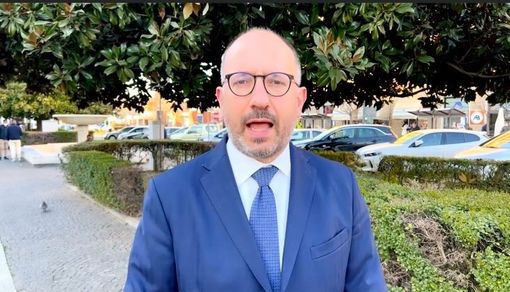 Un fermo immagine tratto dal video postato sui social dal sindaco Rasero Un fermo immagine tratto dal video postato sui social dal sindaco Rasero