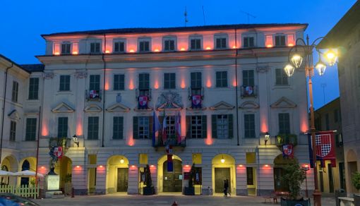 Il municipio si tinge di rosa Il municipio si tinge di rosa