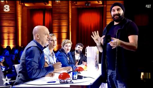 Paris ritratto con la giuria di IGT durante un momento dello show televisivo Paris ritratto con la giuria di IGT durante un momento dello show televisivo