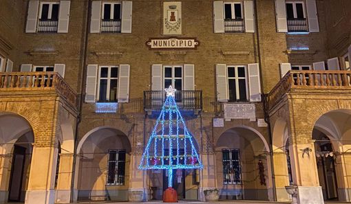 Albero di Natale 2020 di Castelnuovo Belbo davanti al Municipio