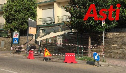 Già ubriaco alle 20.30, centra con l’auto una palina del bus in piazza Vittorio Veneto