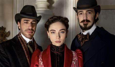 Matilda De Angelis tra Eduardo Scarpetta e Pier Luigi Pasino sul set della prima stagione Matilda De Angelis tra Eduardo Scarpetta e Pier Luigi Pasino sul set della prima stagione