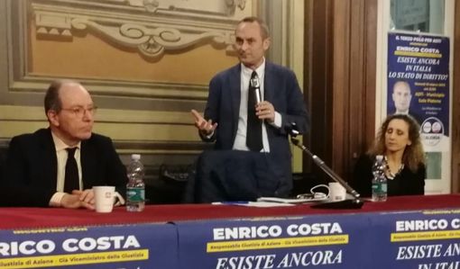 Il tavolo dei relatori con, da sinistra a destra: Luigi Florio, l'On. Enrico Costa e Barbara Baino Il tavolo dei relatori con, da sinistra a destra: Luigi Florio, l'On. Enrico Costa e Barbara Baino
