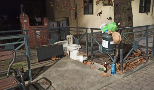 Bagno ‘a cielo aperto’ in viale Pilone Bagno ‘a cielo aperto’ in viale Pilone