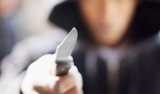 Col cappuccio in testa ed un coltello terrorizza la farmacia Garello (foto d'archivio) Col cappuccio in testa ed un coltello terrorizza la farmacia Garello (foto d'archivio)