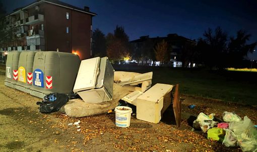 Degrado in via Arno, residenti e passanti esasperati dai cumuli di rifiuti fuori dalle case popolari