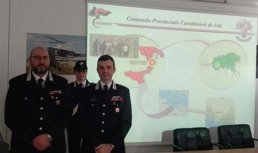 Il maggiore Repetto (a sinistra) e il tenente colonnello Breda ritratti a margine della conferenza stampa Il maggiore Repetto (a sinistra) e il tenente colonnello Breda ritratti a margine della conferenza stampa