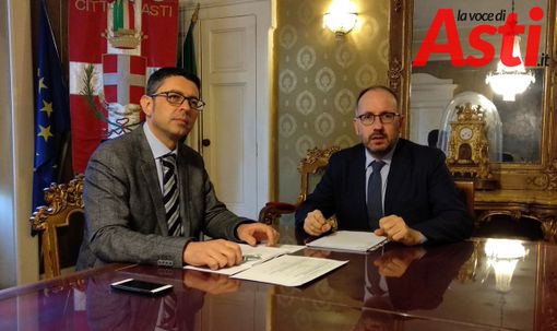 Il sindaco Rasero ritratto in una foto d'archivio con il segretario generale del Comune Giuseppe Formichella