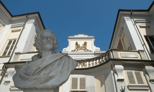 Uno scorcio del cortile di Palazzo Alfieri con il busto del letterato