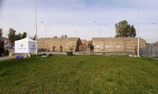 Una delle tensostutture allestite in mattinata presso l'ospedale di Rivoli (TO)