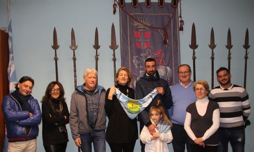 Foto di gruppo post presentazione di Fabio Ferrero, fantino di Montechiaro