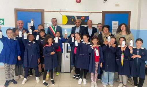 Un momento dell’inaugurazione con autorità e alunni