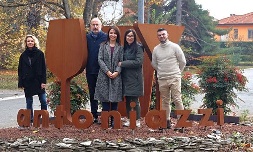 Nell'immagine, da sinistra: la vicesindaca Stefania Morra, il sindaco Maurizio Rasero, Maria, Jona e Mattia Antoniazzi