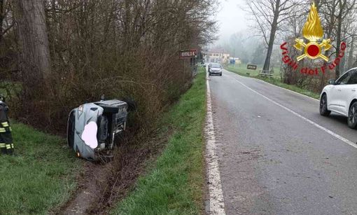Auto a GPL si ribalta e finisce fuori strada: momenti di paura a Robella