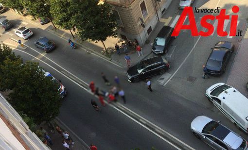 Le fotografie dei soccorsi, inerenti l'incidente avvenuto in corso Dante, sono state opacizzate per non rischiare di urtare la sensibilità dei lettori Le fotografie dei soccorsi, inerenti l'incidente avvenuto in corso Dante, sono state opacizzate per non rischiare di urtare la sensibilità dei lettori