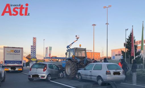 Lunghe code in corso Alessandria per un incidente. Coinvolte due auto e un trattore