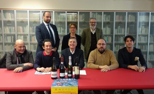 Foto di gruppo per i protagonisti della conferenza stampa. Seduti, da sinistra: Filippo Mobrici, il prof. Marco Novarese, il presidente di Astiss e della Fondazione ‘Asti Musei’ Mario Sacco, il sindaco Maurizio Rasero e Paolo Rognetta. Alle loro spalle (sempre da sinistra) Mauro Carbone, Roberta Favrin e Francesco Scalfari, direttore di Astiss