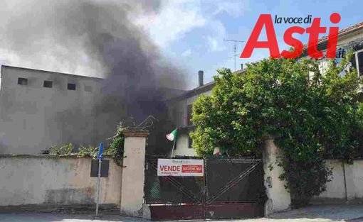 Incendio all’ex mulino di Isola d’Asti, vigili del fuoco sul posto [VIDEO]