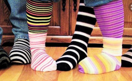 Calzini colorati diversi gli uni dagli altri
