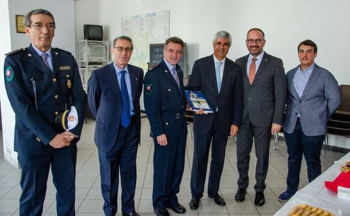 Il dott. Terribile ritratto tra il comandante Saracco e il sindaco Rasero. Alla sinistra di quest'ultimo, l'assessore Marco Bona