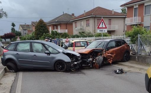 Quattro immagini (le tre restanti sono a fine articolo) dell'incidente verificatosi in tarda mattinata a Tigliole Quattro immagini (le tre restanti sono a fine articolo) dell'incidente verificatosi in tarda mattinata a Tigliole
