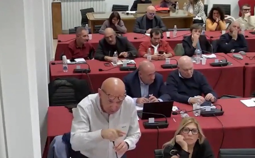 Un immagine dell'intervento del consigliere Roberto Vercelli (PD)
