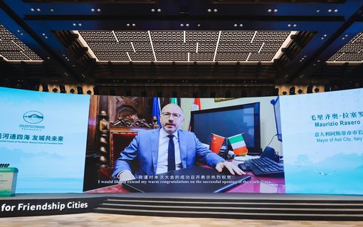 Il sindaco mentre interviene alla conferenza