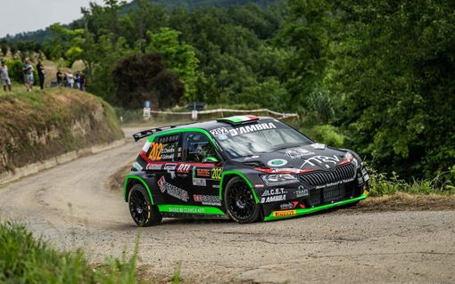La Skoda di Chentre-Grimaldi ritratta sulle strade del rally di Alba da loro vinto