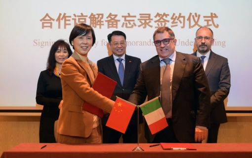 Due immagini (la seconda a fine articolo) relative la firma del protocollo d'intesa tra la Camera di Commercio AL-AT e quella cinese in Italia Due immagini (la seconda a fine articolo) relative la firma del protocollo d'intesa tra la Camera di Commercio AL-AT e quella cinese in Italia